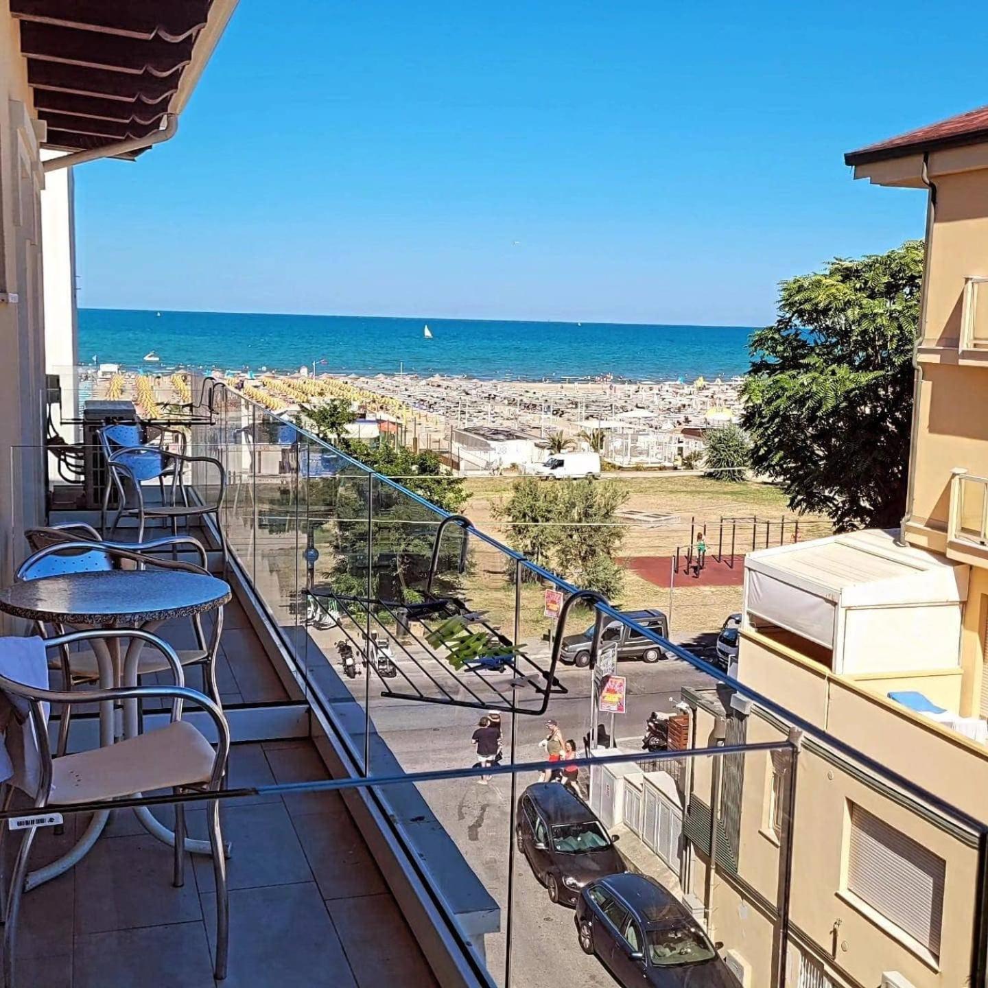 Hotel Vienna Rivazzurra Rimini Exterior foto